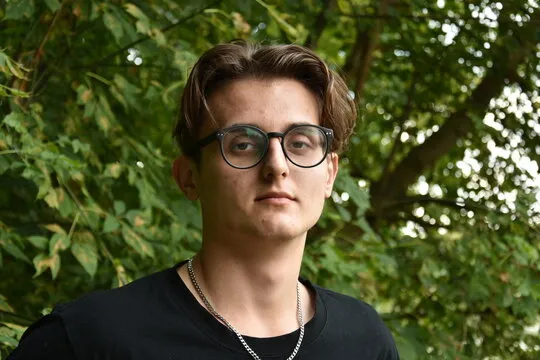 策略顾问-李女士